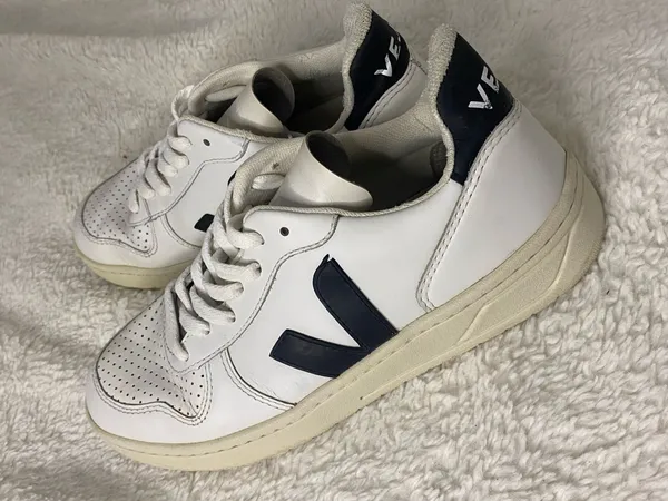 VEJA Leather Womens Sneakers Shoes Size 7 - Image 4