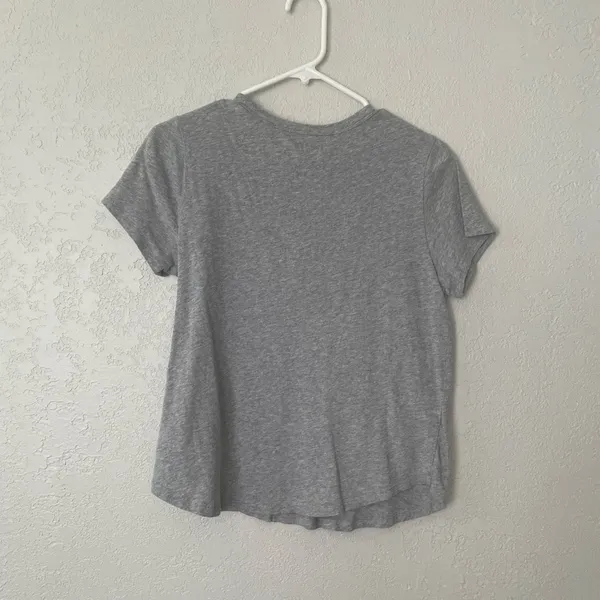 Old navy gray tee shirt - Image 2