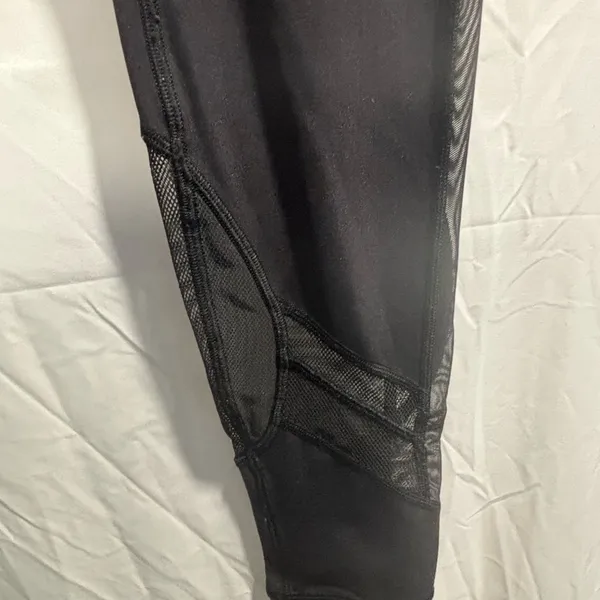 LULULEMON black and mesh leggings excellent condition 8 - Image 5