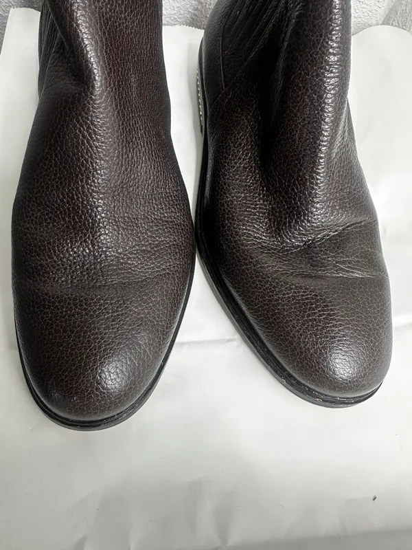 Michael Kors Chelsea boot with pebbled leather and stylish chain - Image 2
