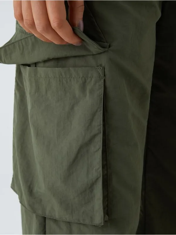 Halara 01HAL.- Mid Rise Button Zipper Side Pocket Wide Leg Baggy Casual Cargo Pants. - Image 6