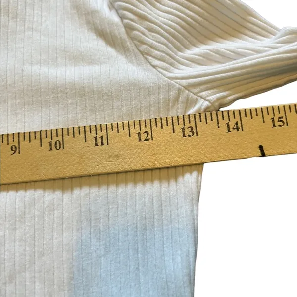 white long sleeve ribbed cropped shirt size small - Image 4