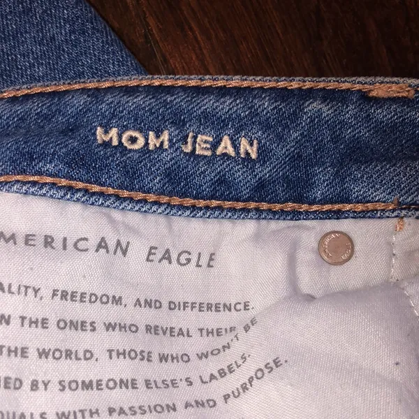 American Eagle MOM jeans distressed size 6 regular - Image 6
