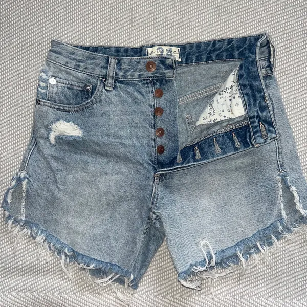 Free People Faded Blue Medium Wash Distressed Long Denim Cut Off Shorts Sz 24 - Image 2