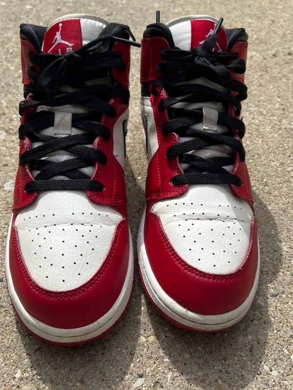 Air Jordan 1 Mid GS 'Chicago' Size 7y Women’s Size 8.5 - Image 4