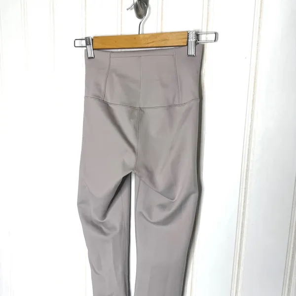 Vuori Evolve Zipped Legging Womens Uplift Leggings Soft Pewter Small - Image 9