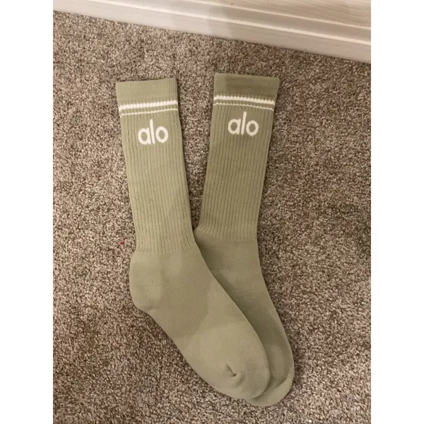 NWT Alo Yoga Unisex Throwback Socks Limestone White Crew Socks, M - Image 5