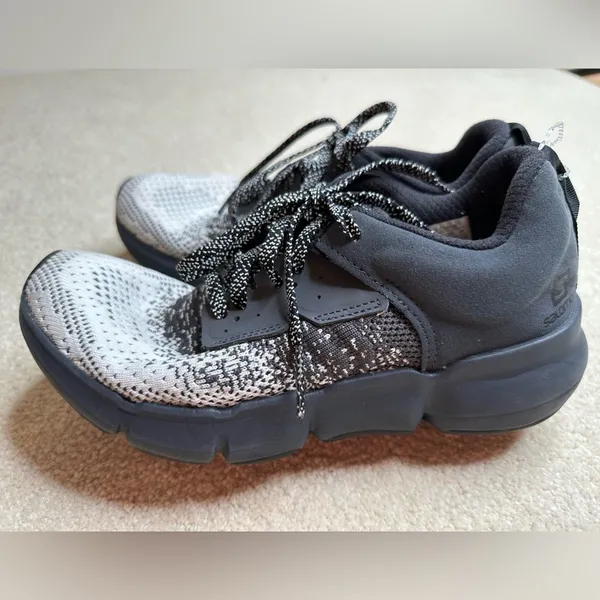 Salomon Black and Gray Athletic Shoes - Image 5