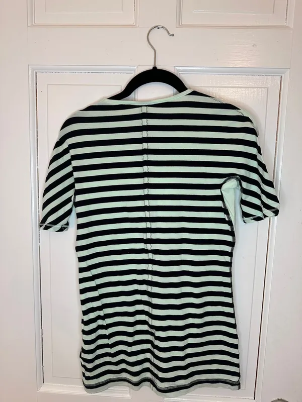 lululemon‎ athletica Mint Green Tee with Black Stripe Back size 4 EUC - Image 3