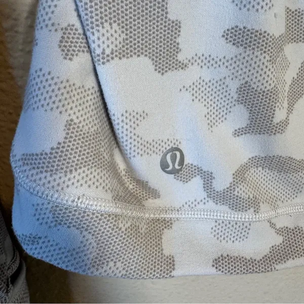 Lululemon Grey Camo Print Long Sleeve Shirt Womens 6 Athletic Fall Cozy Runners - Image 9