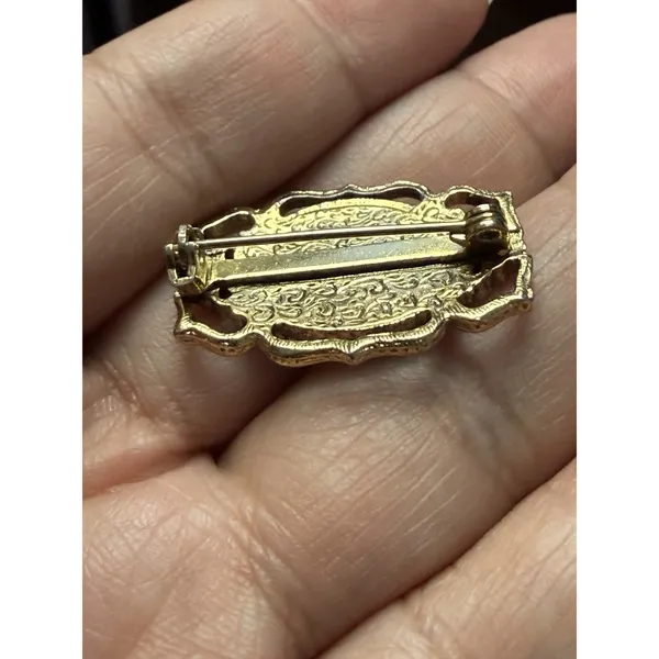 Vintage Cottagecore Style Cameo Gold Tone Floral Enamel Oval Estate Pin Brooch - Image 4
