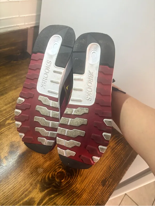 Brooks burgundy sneakers size 9.5 - Image 10