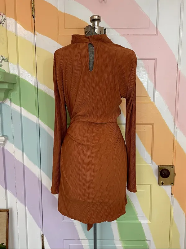 NWT Gilli Rust Plisse Ribbed Long Sleeve Front Knot Mini Dress Sz L 💚🎀 - Image 6