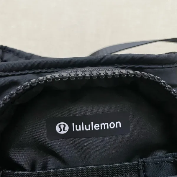 Lululemon Water Bottle Crossbody Bag with Front Pocket 2L - Black - Image 10