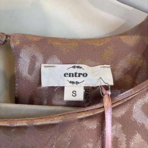 NWT Entro Top Small Sleeveless Shoulder Pad‎ Keyhole Back Pink Blush Cheetah - Image 2