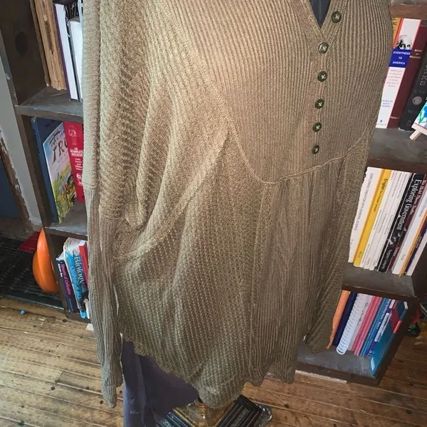Free People olive green waffle oversized cozy M elevated basics top - Image 3