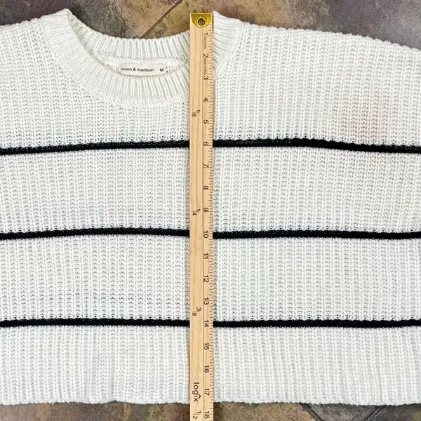 Moon & Madison Cream Black Striped Cropped Pullover Sweater Medium - Image 4