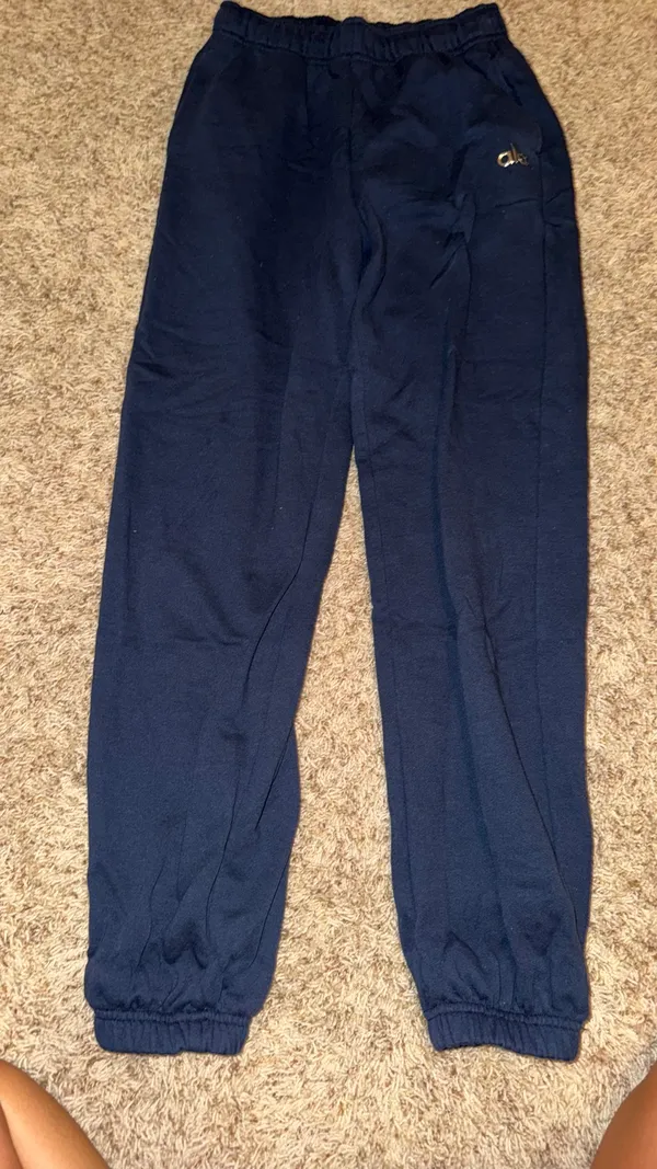  Alo Yoga Sweats  - Image 4