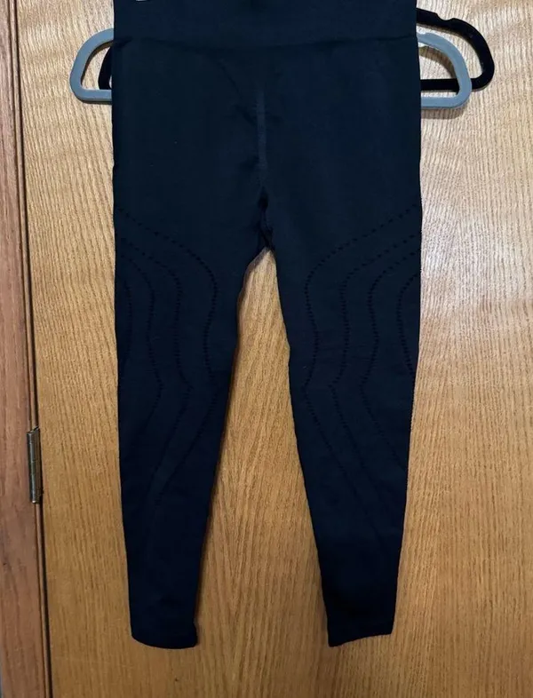 Black Leggings with Textured Design New Halara 7/8 - Image 3
