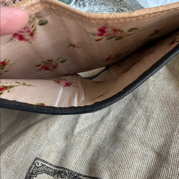 Gucci Marmont Black Leather Wallet with Gold Bow Logo and floral lining - Image 8
