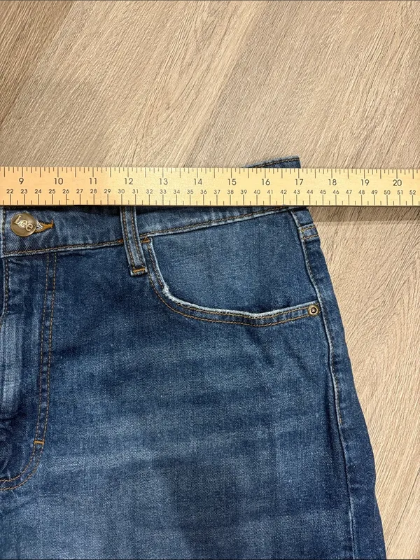 Lee Women's High Rise Cut Off Jean Shorts 4 Inch Inseam Size 14 Stretch - Image 7