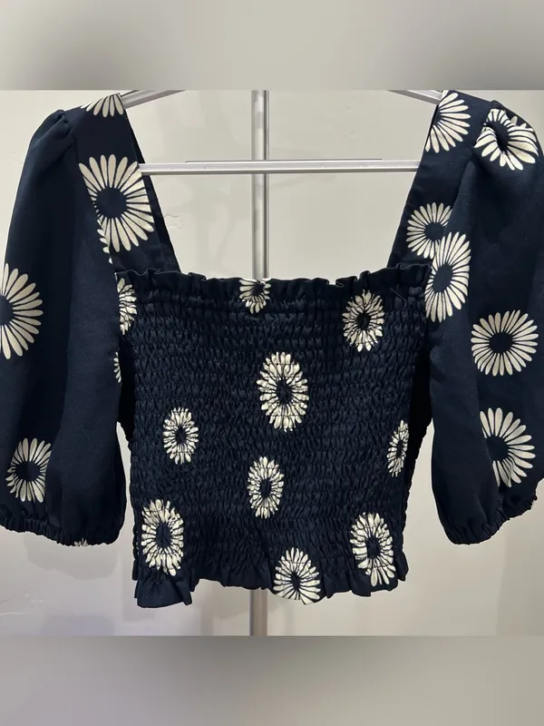nwot bobeau Navy Floral Smocked Square-Neck Crop Top size Large - Image 6