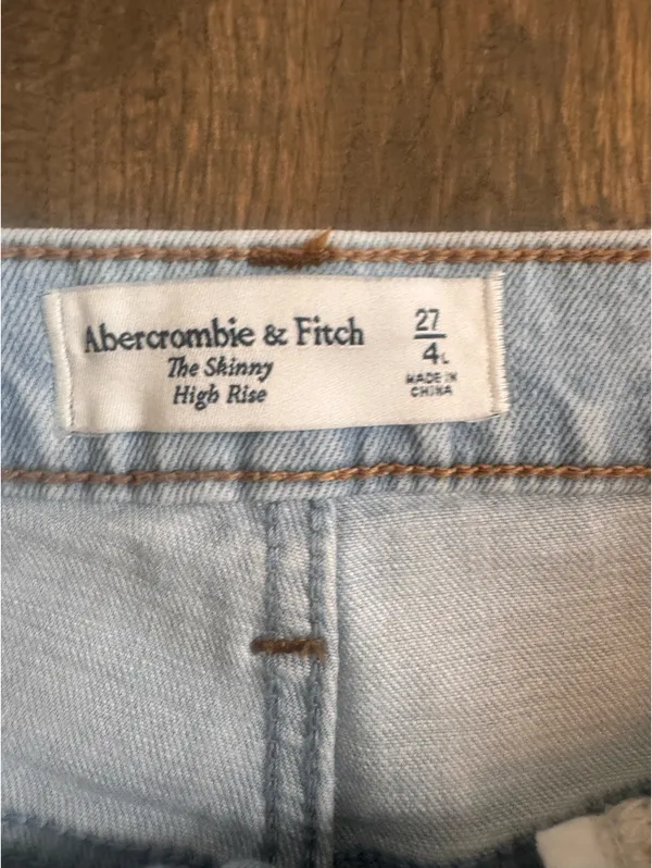 Abercrombie & Fitch The Skinny High Rise Split Hem Jeans Light Wash - Image 4