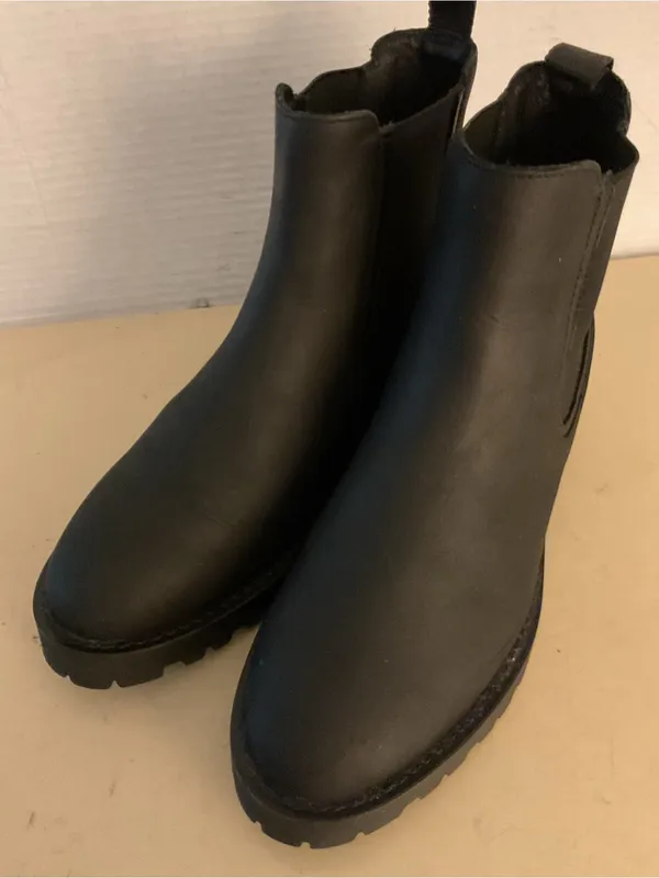 Thursday women black leather Chelsea heel boots US 8.5 Wide - Image 2