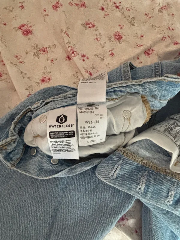 Light Wash Levi’s Jeans - Image 4