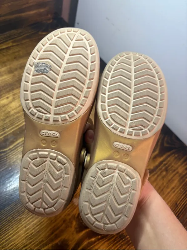 Crocs gold mules size 5 - Image 7