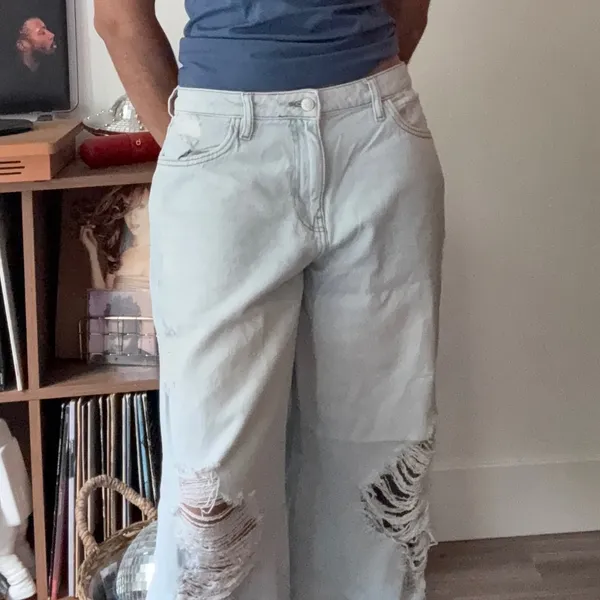 Forever 21 90s Fit Light Wash Distressed Wide Leg Jeans Size 30 Blue‎ Baggy - Image 2