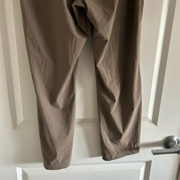 NWOT Vuori Cropped High-Rise Straight Pants in Taupe - Image 10