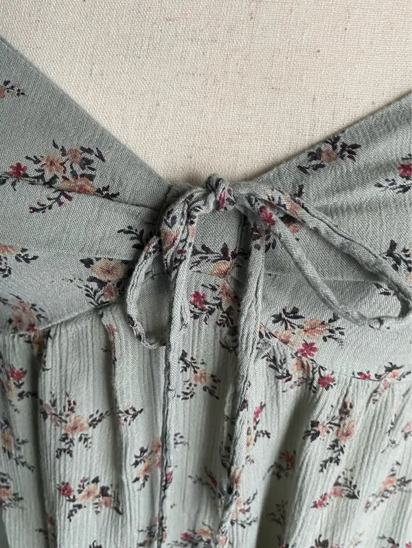American Eagle Outfitters-Green floral top-size medium Super cute floral top, side cut outs, smocked back, adjustable straps, excellent condition Measurements: Bust: armpit to armpit 17-19 inches Length: shoulder seam to bottom 21 inches - Image 2
