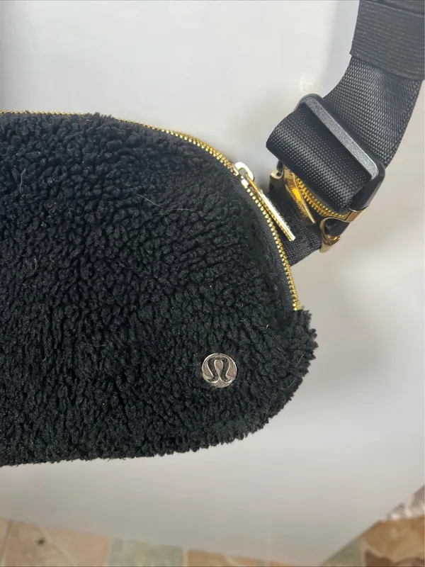 Lululemon Crossbody Bag Black Belt - Image 2