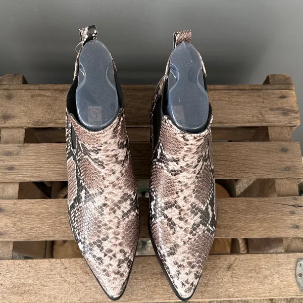 BLONDO Emelia Waterproof Chelsea Bootie In Brown Snake Print‎ Leather Size 8 B57 - Image 9