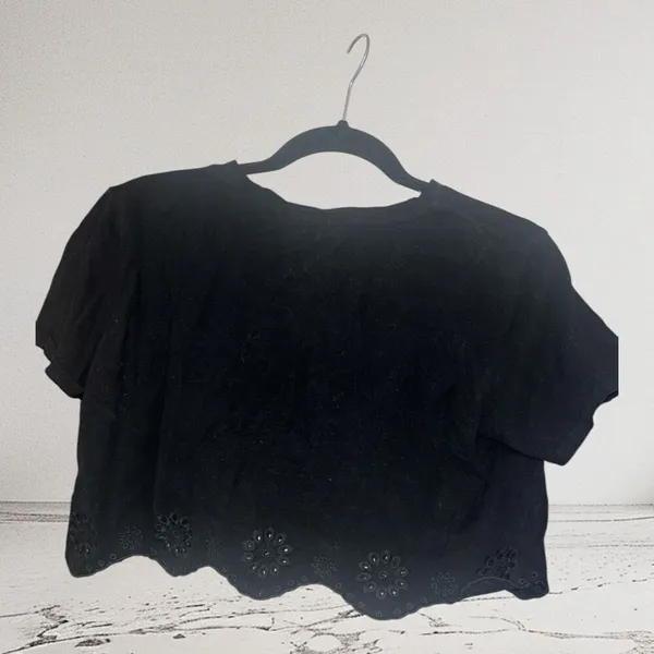 ✨Storia Crochet Floral Cropped Black Sz Large Top✨ - Image 4