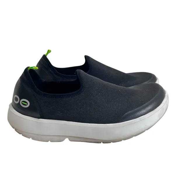 OOFOS OOmg eeZee Low Shoe in Black/White Black Size 8 - Image 3