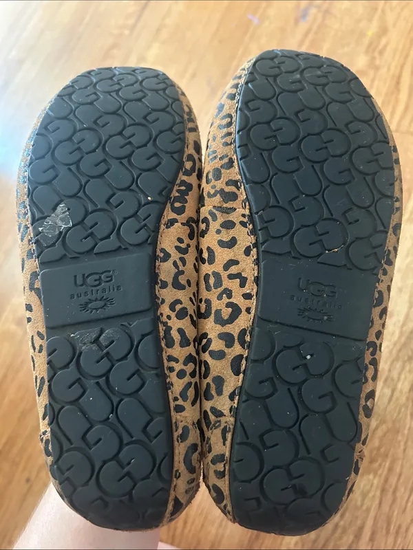 Women’s UGG Dakota Leopard Bow slippers size 6 - Image 4