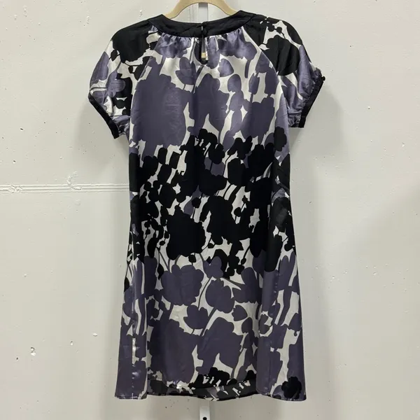 BCBGMAXAZRIA Floral Satin Shift Dress Large Short Sleeve Scoop Neck Purple Black - Image 2