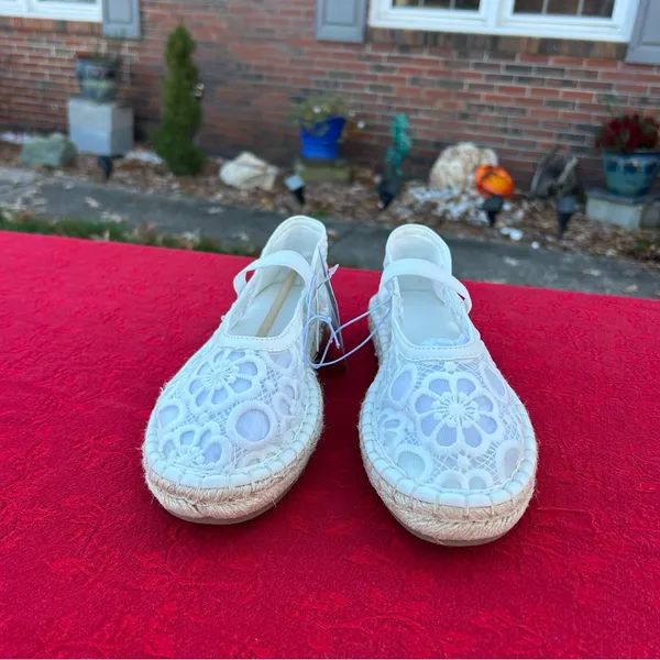 Universal Threads Women's Celia Floral Lace Mary Jane Espadrille Flat by size 6.5 - Image 2