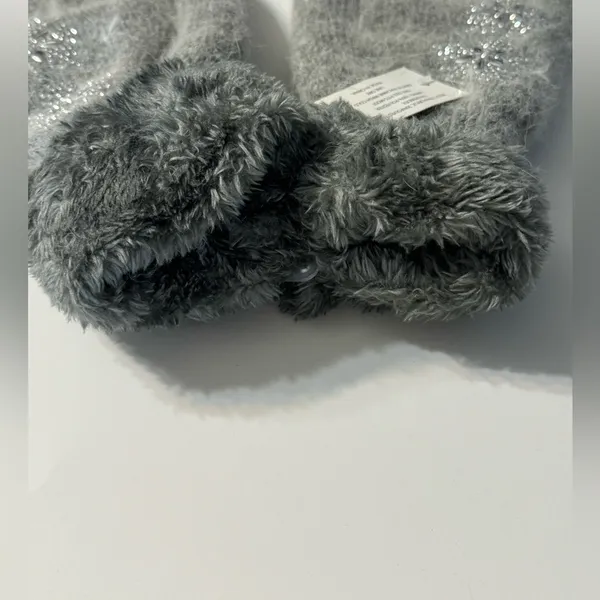 Fuzzy Grey Gloves with Snowflake Accents NWT - Image 6