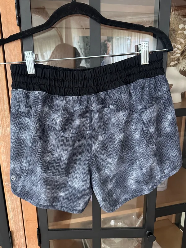 Lululemon Tracker Shorts IV Mini Diffusion White Black running printed mid rise - Image 7