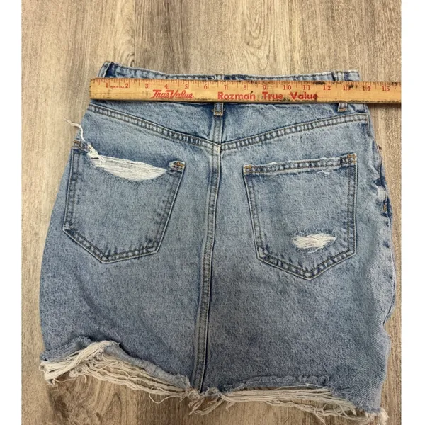 Zara Denim Mini Skirt Medium‎ M Light Wash Distressed Ripped Raw Hem Womens - Image 4