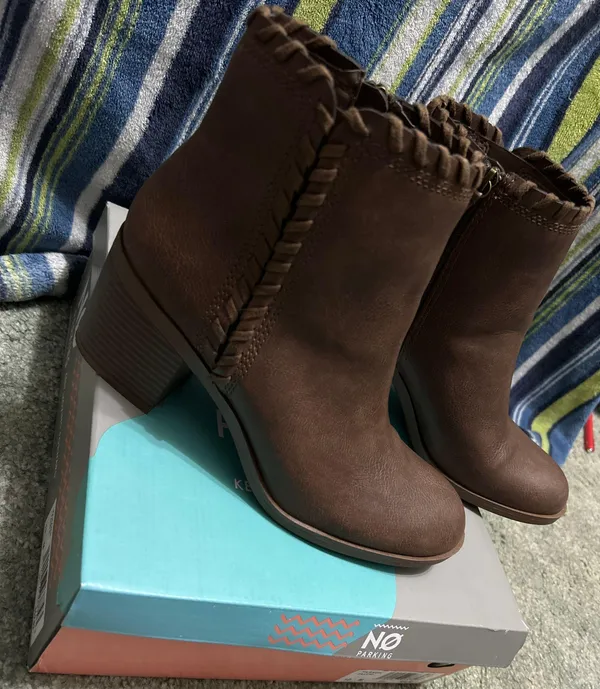 No Parking Brown Boots Size 10 - Image 3