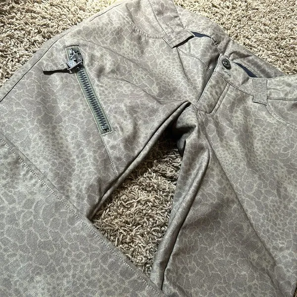 B‎ By Burton Green Animal Print Light Weight Snow Pant Size Small - Image 4