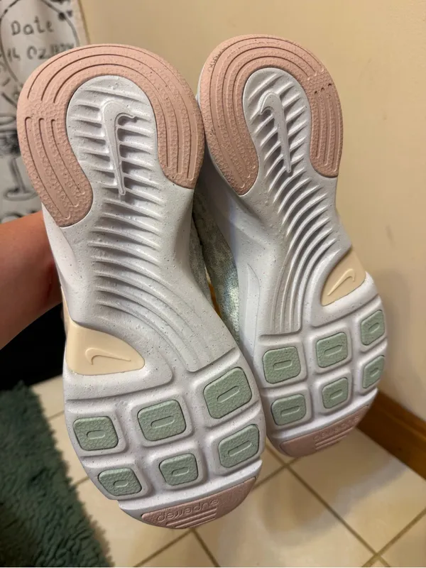 Nike | Move to Zero Light green and pink sneakers size 8.5 - Image 10