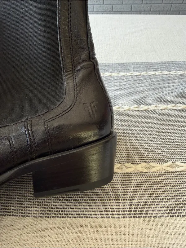 Frye Ankle Chelsea Boots Women’s Size 6 Black Leather - Image 4