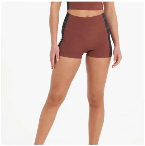 Vuori Shorts - Image 2