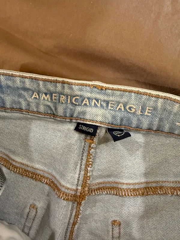 American Eagle Light Wash Mom Jeans Strigid - Image 3