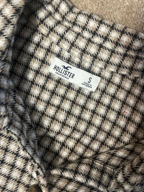 Hollister Women’s Black, White and beige Plaid Button-Up Shirt - Image 2